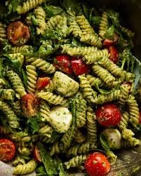 Basil pesto pastaslaai: